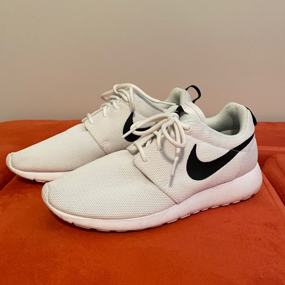 Women’s White Nike Sneakers Shoes Sz 8
